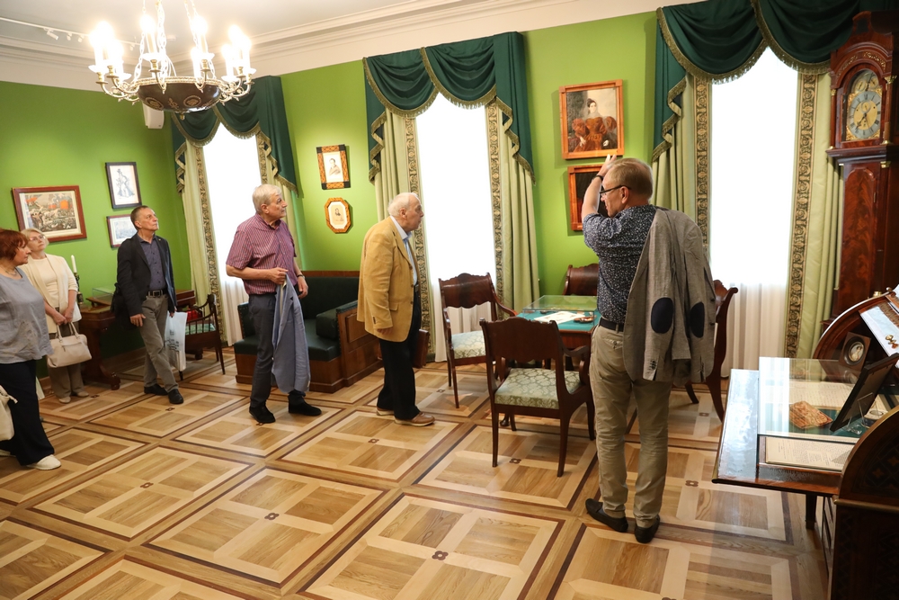 Директор ГМП Евгений Анатольевич Богатырев проводит для членов Ученого совета экскурсию по новой экспозиции Мемориальной квартиры А.С. Пушкина на Арбате Директор ГМП Евгений Анатольевич Богатырев проводит для членов Ученого совета экскурсию по новой экспозиции Мемориальной квартиры А.С. Пушкина на Арбате