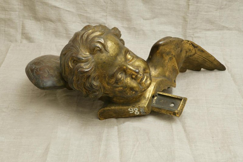 Неизвестный мастер Херувим. Фрагмент декоративного убранства. 1840–1850-е гг. Россия Бронза, литье, позолота, чеканка Неизвестный мастер Херувим. Фрагмент декоративного убранства. 1840–1850-е гг. Россия Бронза, литье, позолота, чеканка