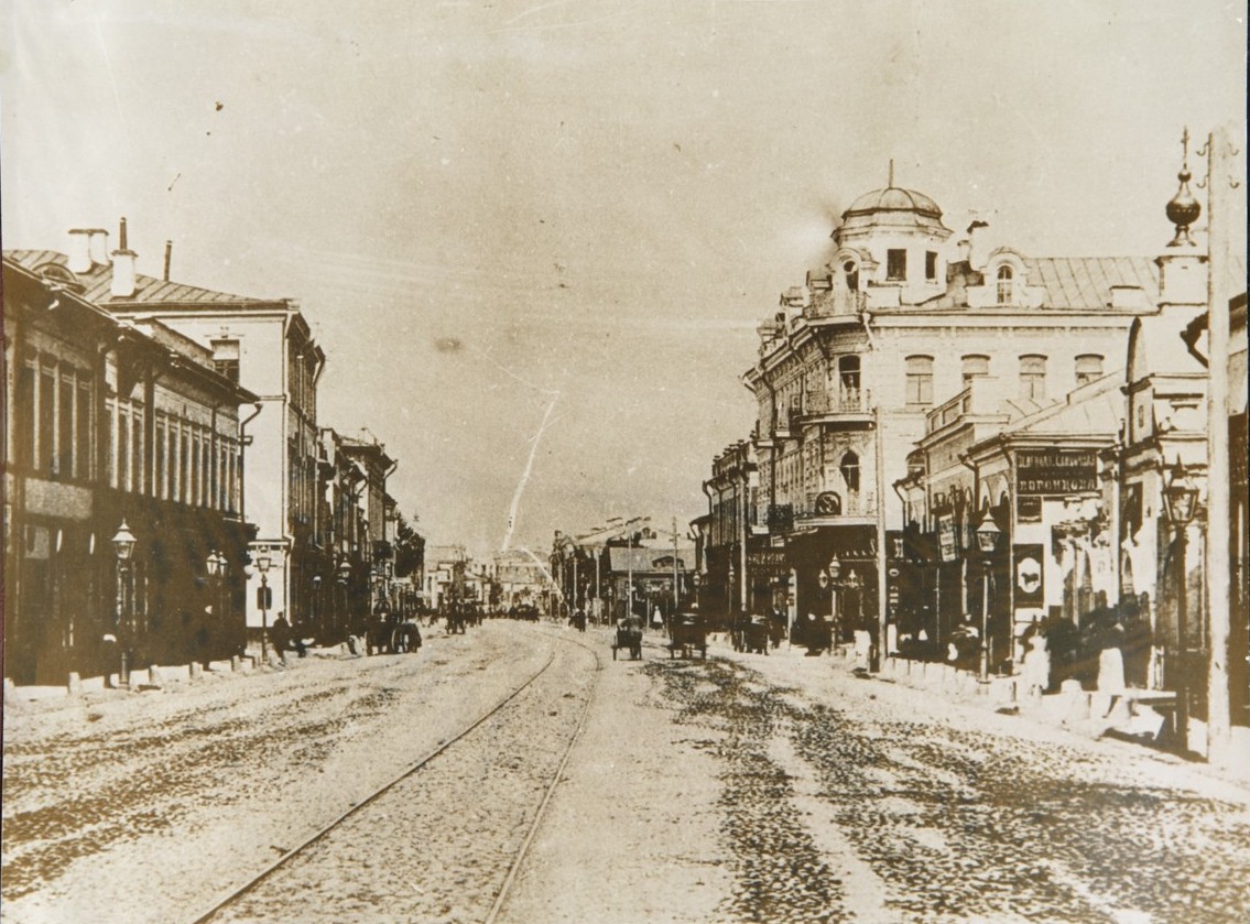 Вид Арбата от церкви Живоначальной Троицы. Фотография Д.В. Алексеева. 1888. Справа - доходный дом Н.И. Рахманова, в котором родился и жил в 1880-1903 гг. Андрей Белый Вид Арбата от церкви Живоначальной Троицы. Фотография Д.В. Алексеева. 1888. Справа - доходный дом Н.И. Рахманова, в котором родился и жил в 1880-1903 гг. Андрей Белый