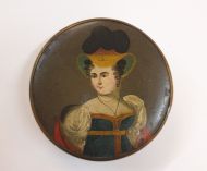 Табакерка с женским портретом на крышке. Папье-маше, темпера Россия, 1820-1830-е гг. Табакерка с женским портретом на крышке. Папье-маше, темпера Россия, 1820-1830-е гг.
