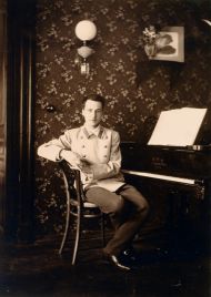 Неизвестный фотограф. Андрей Белый в гостиной арбатской квартиры. 1901–1902. Серебряно-желатиновый отпечаток Неизвестный фотограф. Андрей Белый в гостиной арбатской квартиры. 1901–1902. Серебряно-желатиновый отпечаток