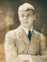 Неизвестный фотограф. С. А. Есенин. Франция, Париж. 1922. Фотобумага матовая, фотопечать. Московский государственный музей С. А. Есенина Неизвестный фотограф. С. А. Есенин. Франция, Париж. 1922. Фотобумага матовая, фотопечать. Московский государственный музей С. А. Есенина